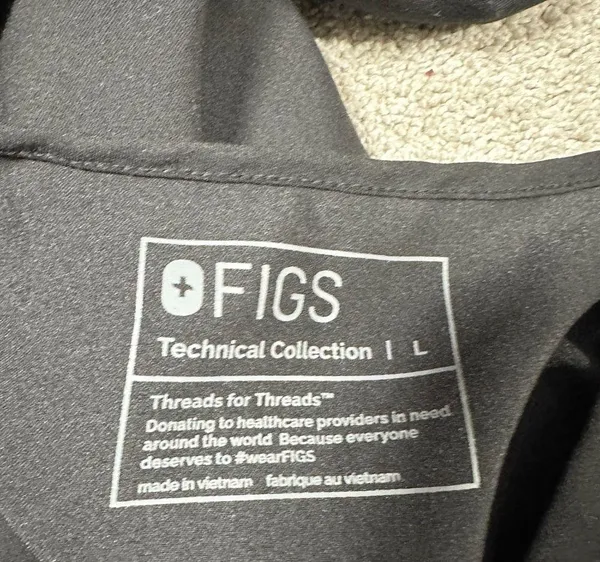 Figs Women’s Casma Three-Pocket Scrub Top Shortsleeve in Black Size L - Image 9