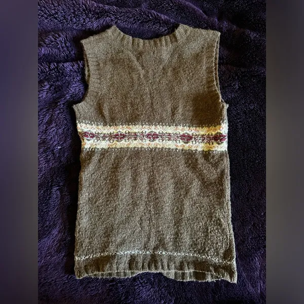 Abercrombie sweatervintage vest size M Pre own in good condition - Image 2