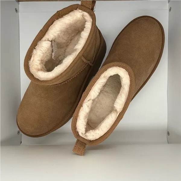 UGG Plush NWOT Women's Chestnut Suede Platform Boots‎ size 8 - Image 4