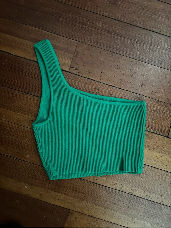 Aritzia Babaton Emerald One-Shoulder Ribbed Crop Top - Image 2
