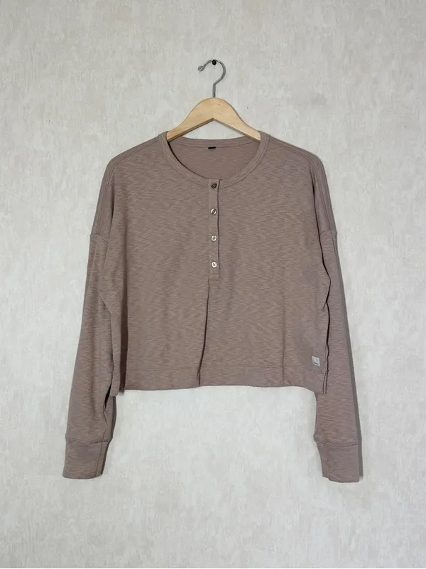 Vuori Women’s Long Sleeve Sunrise Oversize Henley Top Shirt in Goldenrod M - Image 4