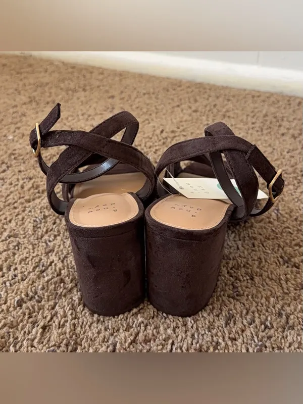 A New Day NWT Elegant Minimalist Strappy Heels Brown Block Heel Gold Accent Women 9.5 - Image 5