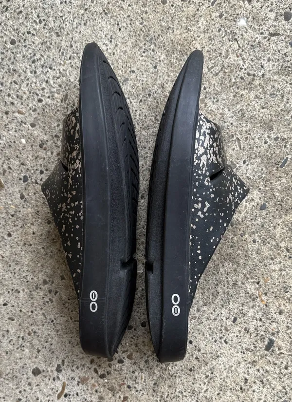 Like New Unisex OOFOS OOahh Luxe Slide sandals in a limited edition W11 - Image 5