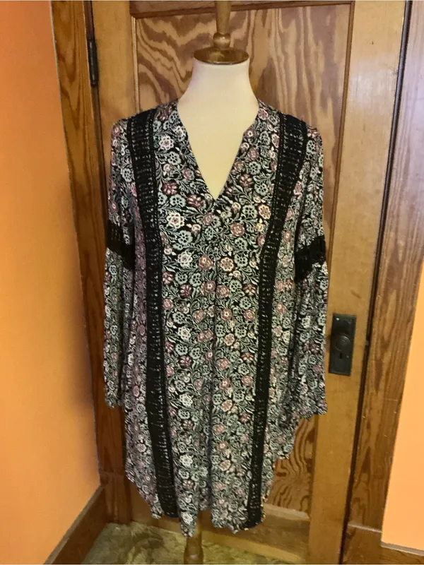 Knox Rose Floral Boho Tunic Dress Medium Black Bell Sleeve Crochet Trim Festival - Image 7