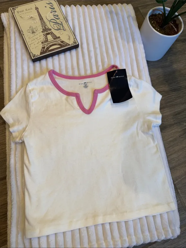 🩷Brandy Melville women's white top features a pink V-notch neckline - Image 2