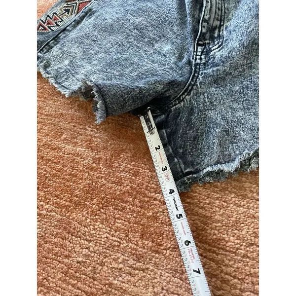 Forever 21 Plus Size 16 Denim Shorts Gray Acid Wash Beaded Aztec Sides Raw Hem - Image 6