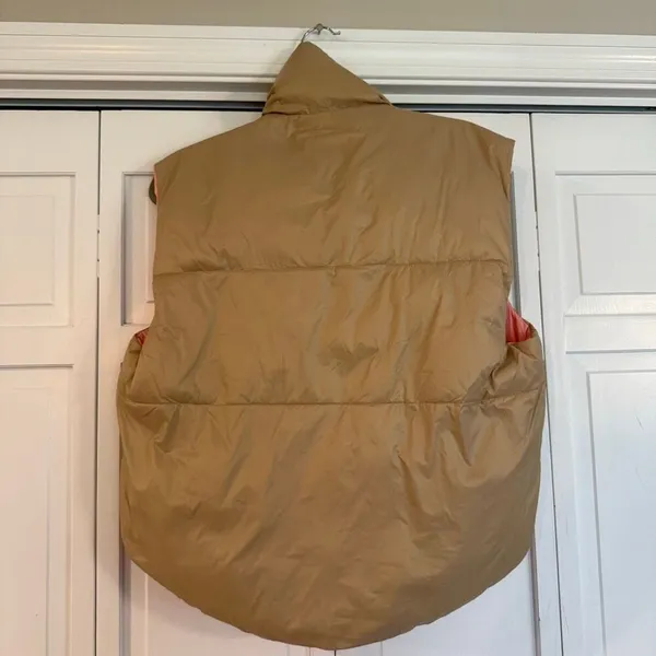 Amazon tan reversible cropped puffer vest large - Image 5