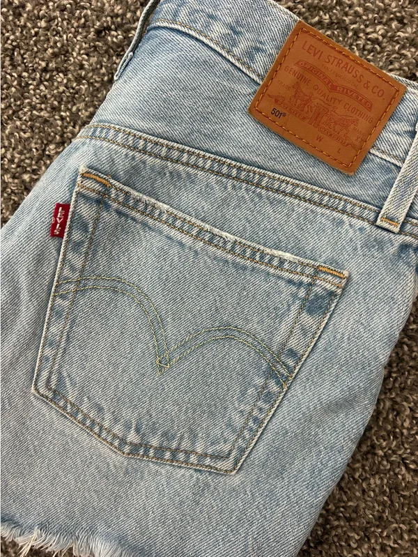 Light Wash Levi’s 501 Denim Shorts - Image 3