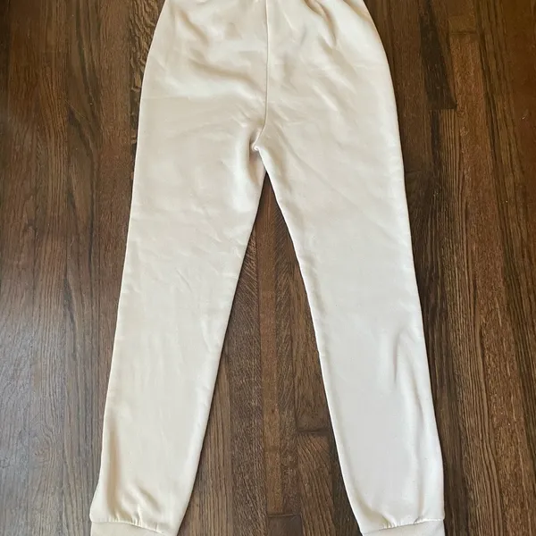 Amazon beige sweatshirt/pants set - Image 15