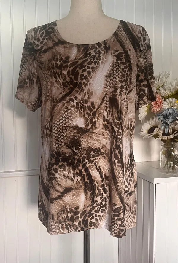 Animal Print Textured Top Short sleeves, round neckline. - Image 4