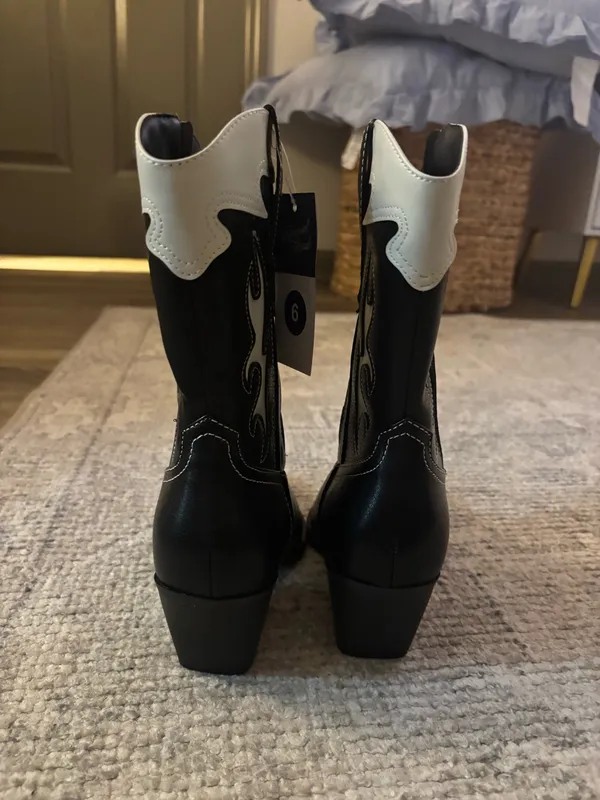Black And White Short Cowgirl Boots - Image 5