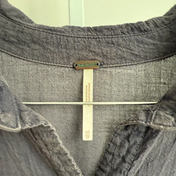 Free people shirt‎ women's size XS love, her madly, gauze, oversized shirt, blue - Image 5