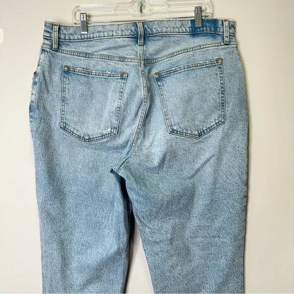 Abercrombie & Fitch Short Ultra High Rise 90s Straight‎ Jean Light Wash Curve - Image 9