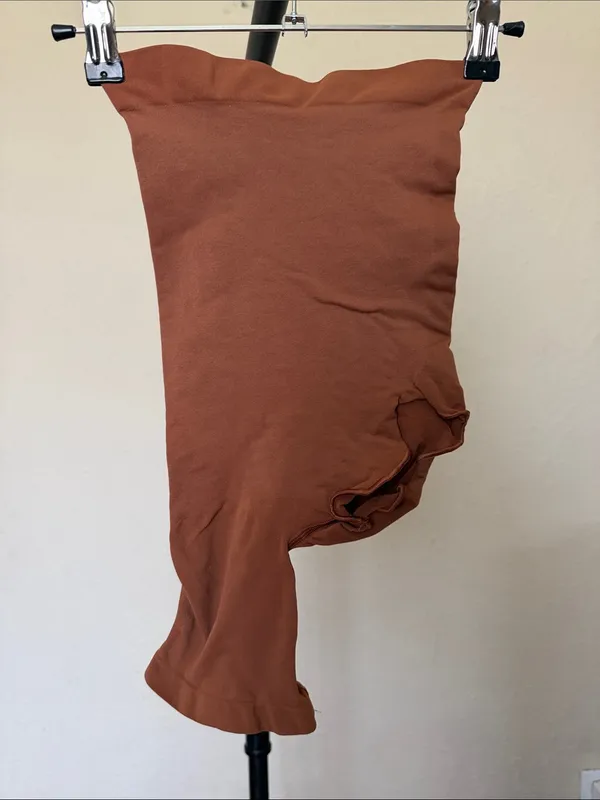 SKIMS Seamless Sculpt Solution Left Leg Exposed Bronze Shorts NEW size M - Image 2
