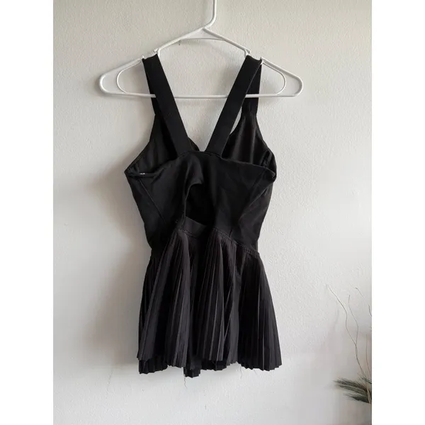 Lululemon City Tank features a pleated peplum waist and a fitted sleeveless sz 6 - Image 2