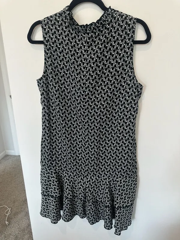 Black and White Geometric Print Sleeveless Mini Dress with Ruffle Neck and Tie D - Image 3