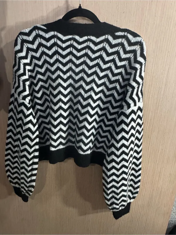 Women’s Blu Pepper Black & White Chevron Button-Front Cardigan Size Small - Image 4