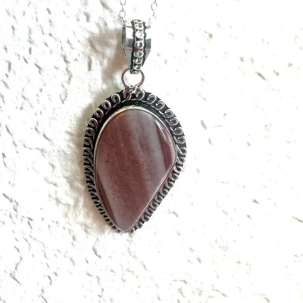 Silver tone and agate pendant necklace - Image 10