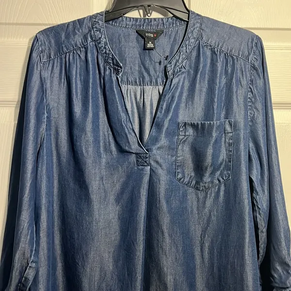 Intro. Women’s denim/Chambrey blouse with a V-neck & front pocket. Size Medium - Image 2