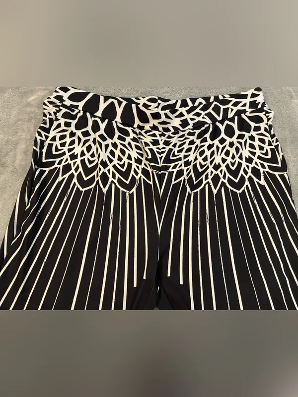 Women’s Capri Black/White Leggings Size XXL - Image 9