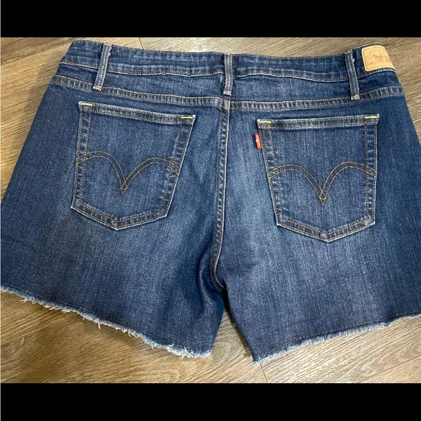 Levi’s shorts in a size 14 - Image 2
