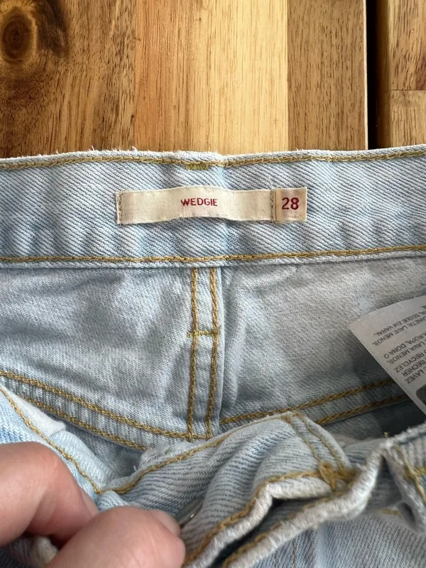 Levi’s Wedgie Fit Light Wash High Rise Jeans Women’s 28 - Image 6
