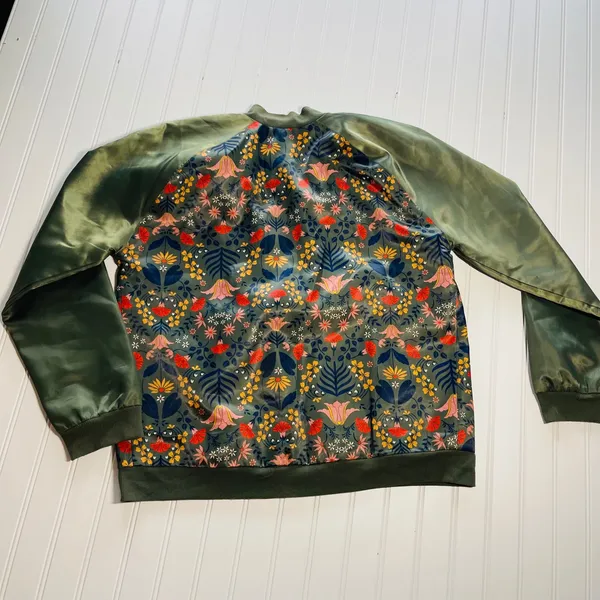 Francesca's Mi‎ Ami Floral Velvet Bomber Jacket Olive Green Satin Large NWOT - Image 7