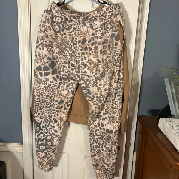 Buc-ee's Leopard Print Graphic Sweatshirt XL and Jogger Lounge pants L Set - Image 4