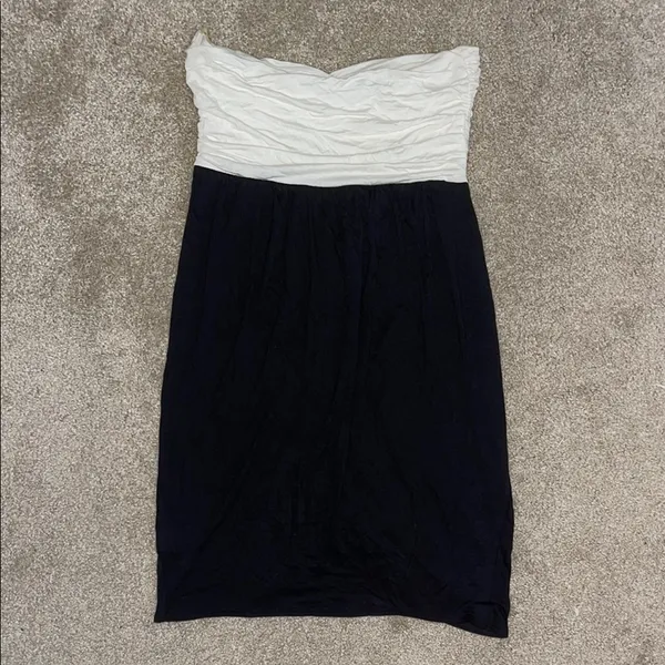 Elegant Black and White Strapless Dress - Image 2