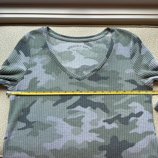AERO Seriously Soft Perfect V Long Sleeve Green Camo Waffle Top size L - Image 7