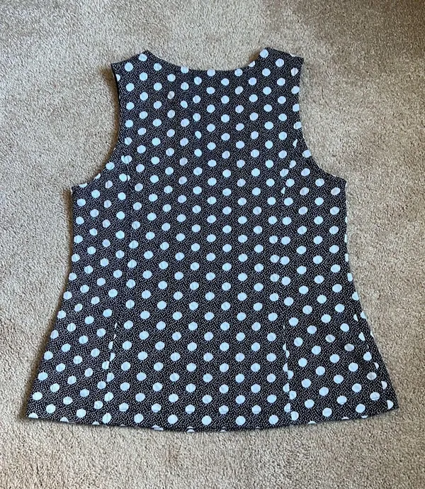Anthropologie Black Jacquard Polka Dot V Neck Sophisticated Tank. Size L - Image 6