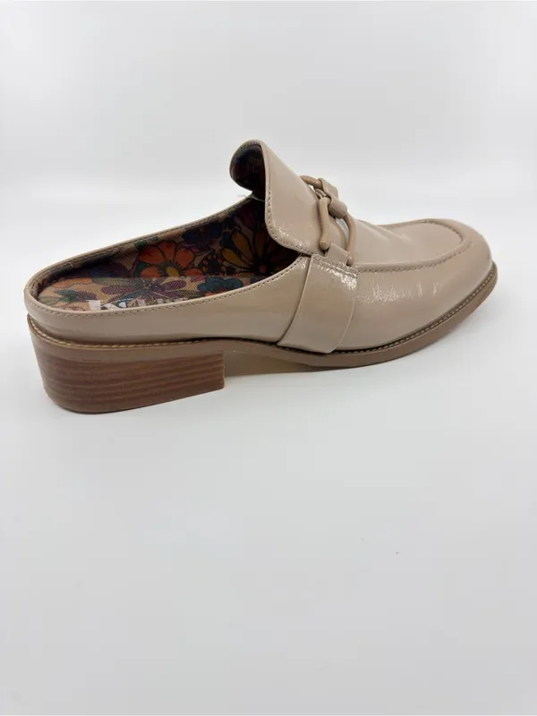 These Korks Laporte patent loafers feature a square toe and a block heel. SZ 10 - Image 5