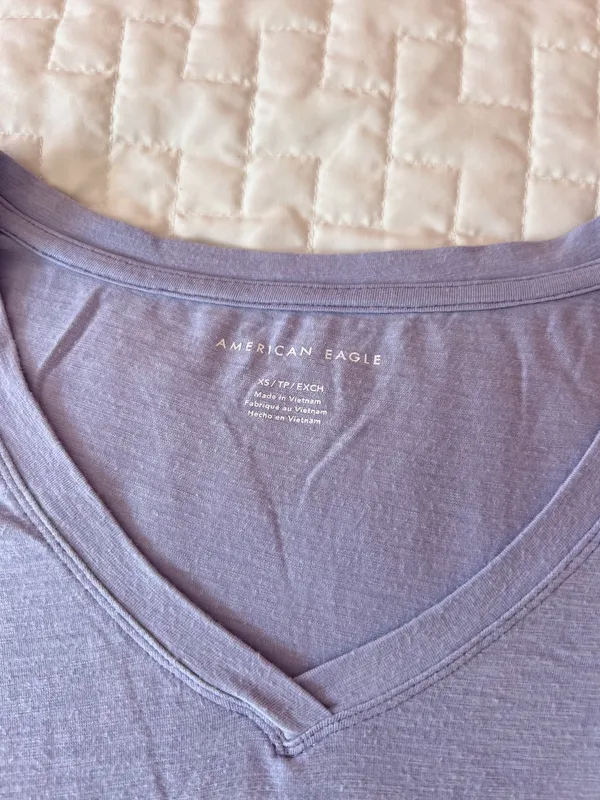 American Eagle Purple V-Neck Tee Size XS - Image 3