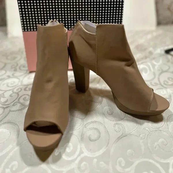 NIB! Stephen Ella back zipper, peekaboo toe, heeled booties size 9 - Image 2