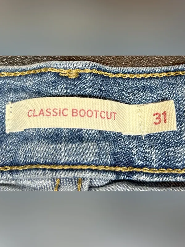 Levis Women’s Size 31x31 Classic Bootcut Stretch Light Wash Jeans - Image 2