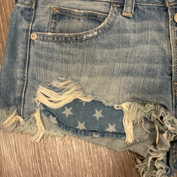 2010s‎ Abercrombie & Fitch Low Rise Distressed Denim Micro Shorts Light Wash 2 - Image 4