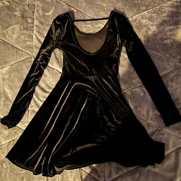 Elegant Black Velvet Dress - Image 2