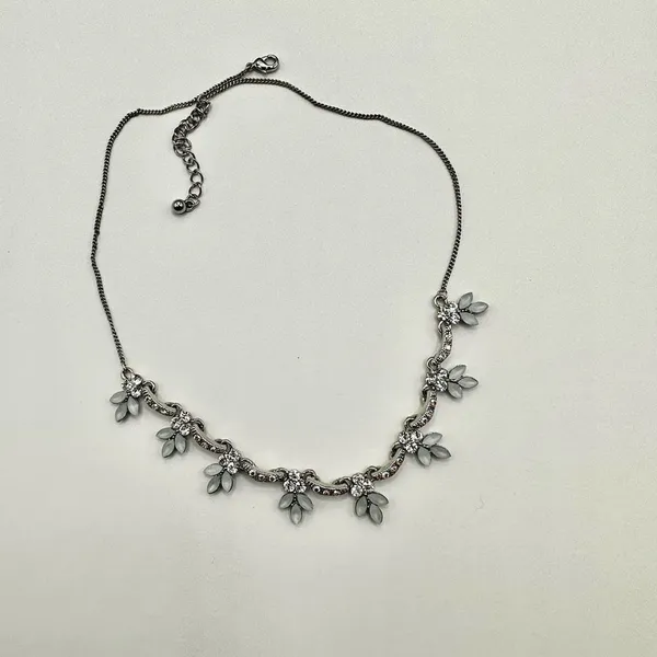 Silver tone rhinestone flower necklace Silver - Image 6