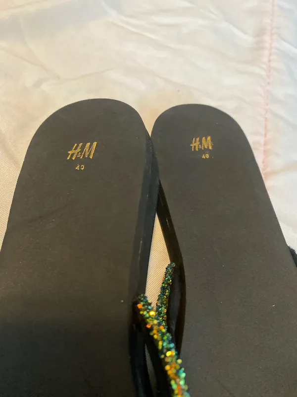H&M black flip flops - Image 5