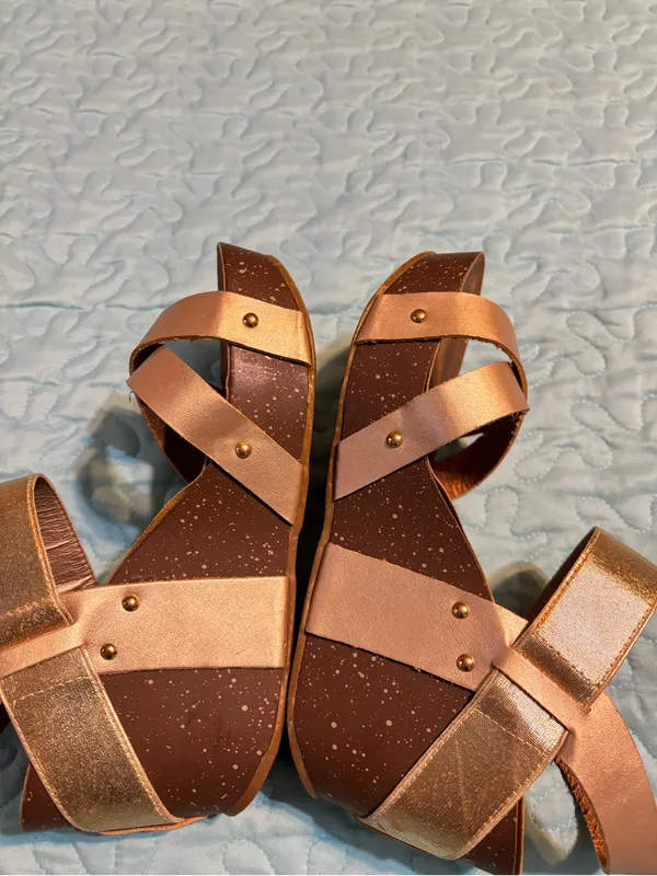 Refresh Metallic Rose Gold and Gold Crisscross Strap Sandals - Image 6