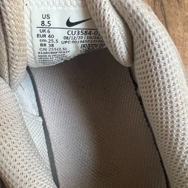 ‎Nike Sneakers 8.5 - Image 3