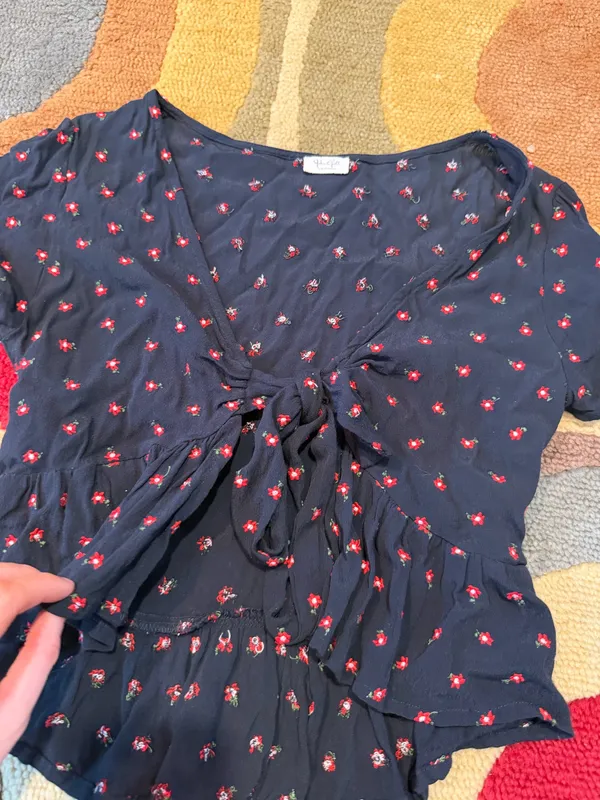 John Galt Brandy Melville Navy Blue Red Floral Tie Front Top Blouse One Size - Image 4