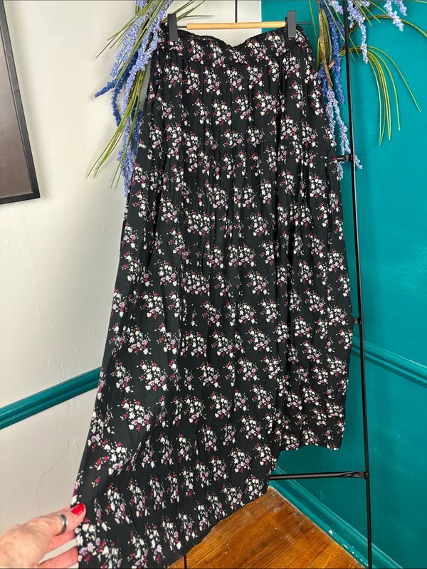 Universal Threads tiered Black Maxi Skirt with Pink & White Floral Print - Image 4