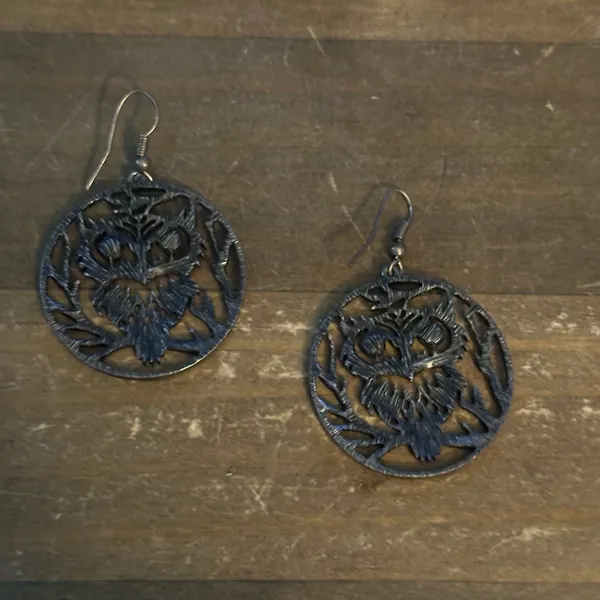 Silver tone filigree owl hoop earrings - Image 4