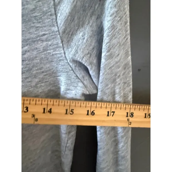 Abercrombie & Fitch Gray Long Sleeve Graphic‎ Tee Scoop Neck Curved Hem Small - Image 4