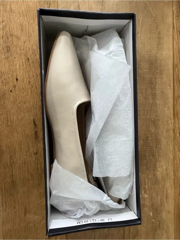 NEW IN BOX French Connection Ecru / Nude Emee Vegan Leather Flats ~ Size 10 - Image 3