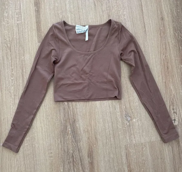 Athleta Aurora Crop Top Womens Medium Brown Seamless Ribbed Long Sleeve Shirt - Image 3