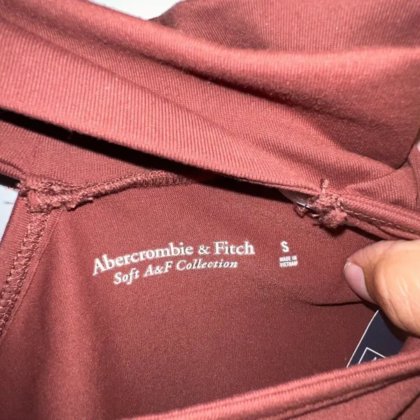NWT Abercrombie & Fitch Long-Sleeve Seamless Fabric Asymmetrical Cutout‎ Top S - Image 6