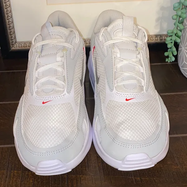 Nike Air Max Athletic Sneakers Bolt White Metallic Platinum Size 9 - Image 4