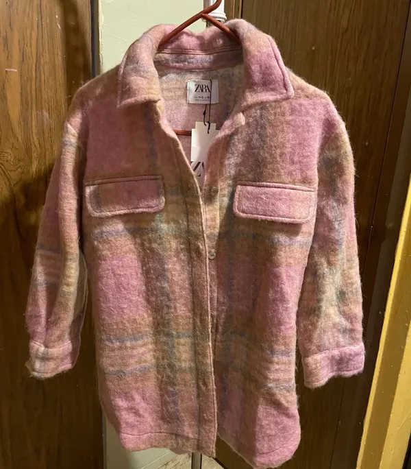 ZARA pink plaid wool-blend shacket with soft brushed texture. Lightweight outer layer styled with front flap pockets and a relaxed collar. Versatile layering piece that adds a feminine pop of pink to outfits. - Image 10